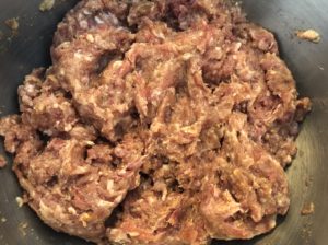 Przygotowanie masy mięsnej na bigos