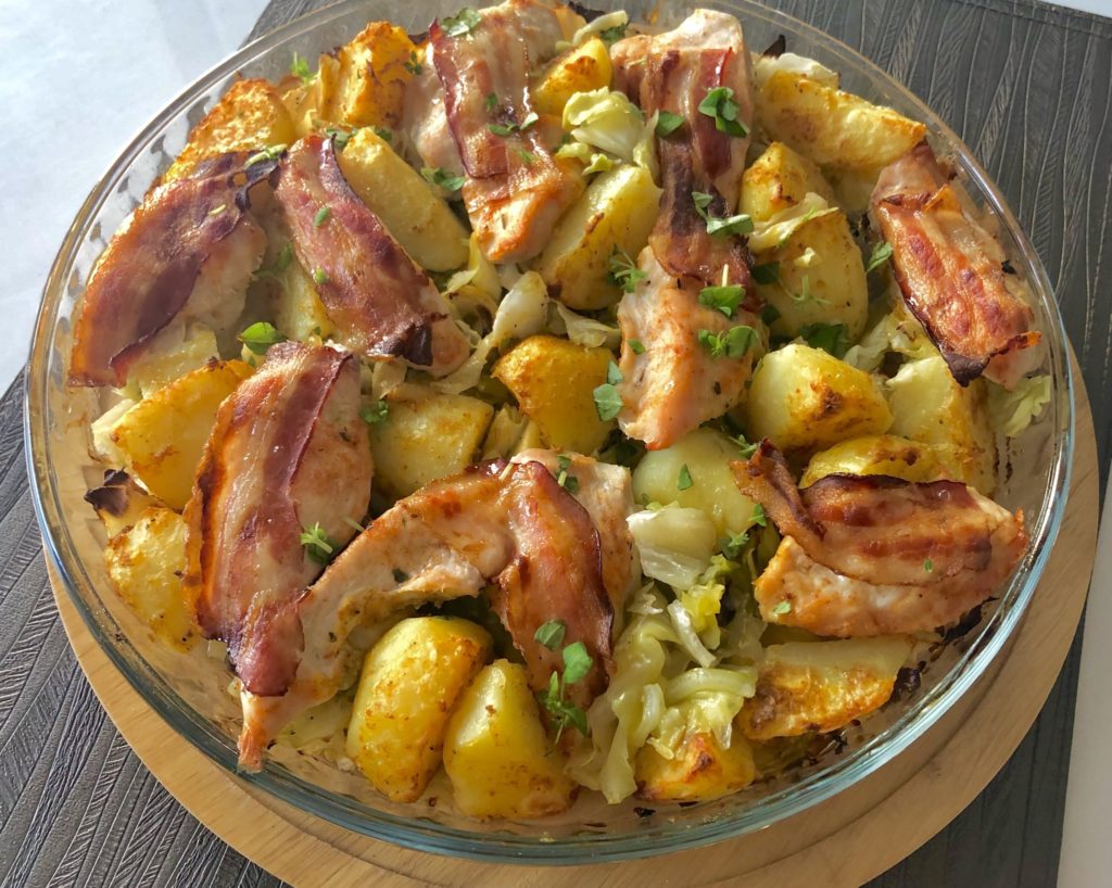Kurczak pieczony w bekonie z ziemniaczkami i młodą kapustą