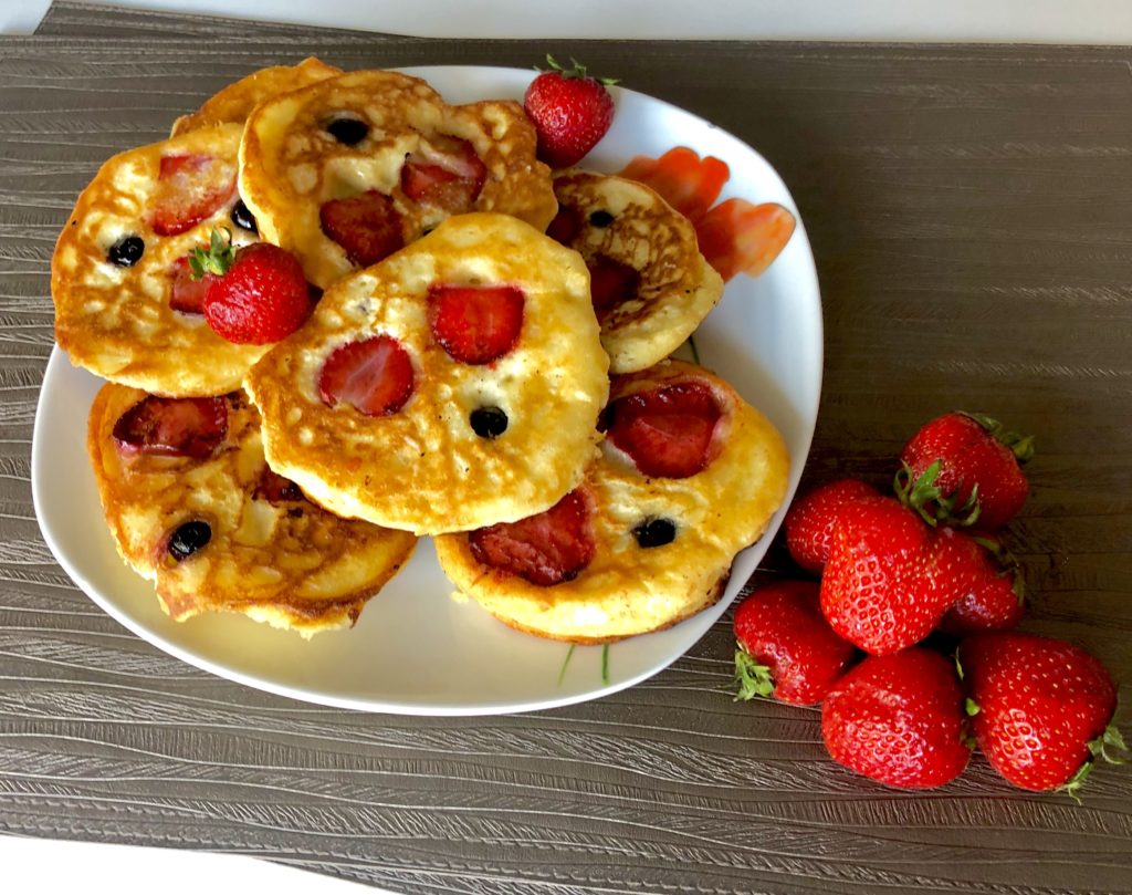 Racuszki na jogurcie z owocami