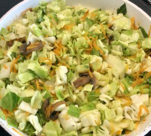 Młoda kapusta z przyprawami w bigosie