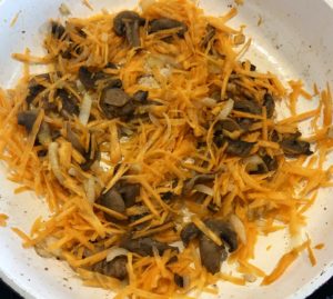 Dodanie marchewki do bigosu z młodej kapusty