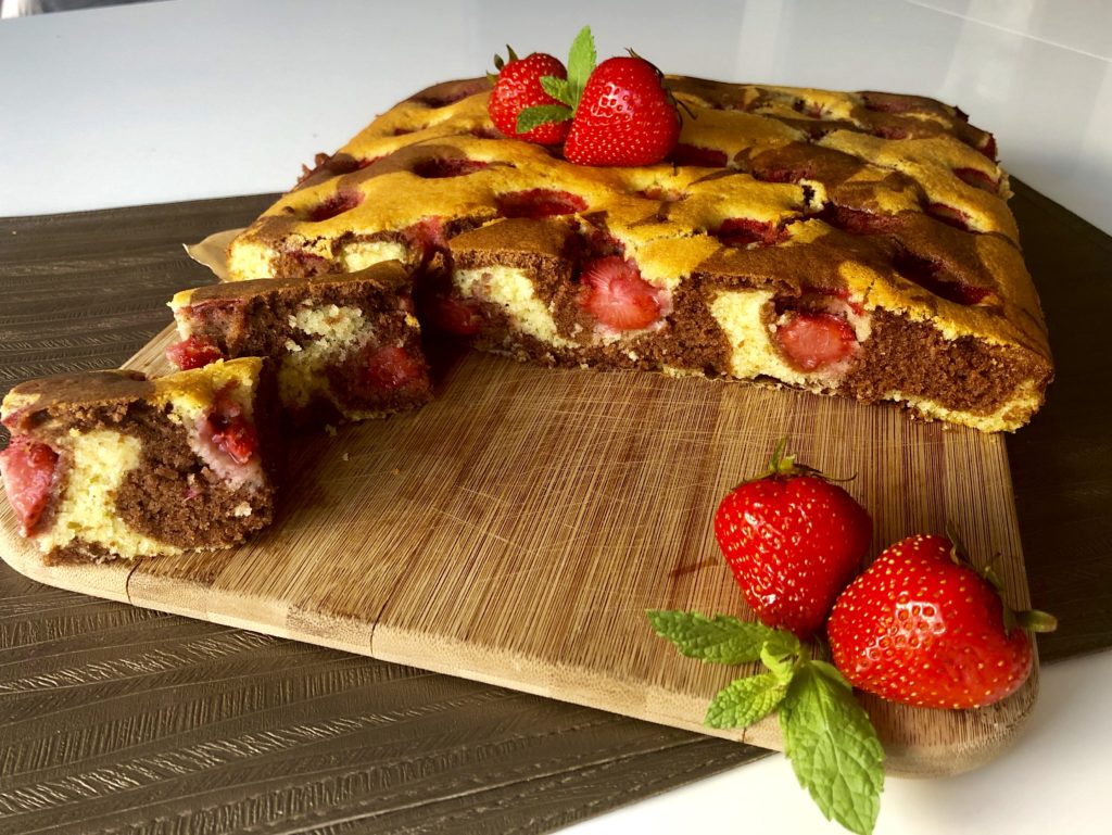 Łaciate ciasto z truskawkami