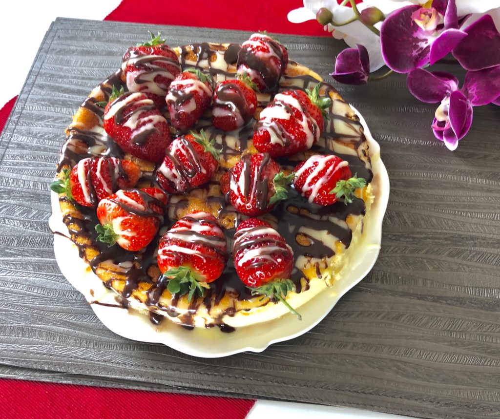 Sernik wiedeński z truskawkami i czekoladą