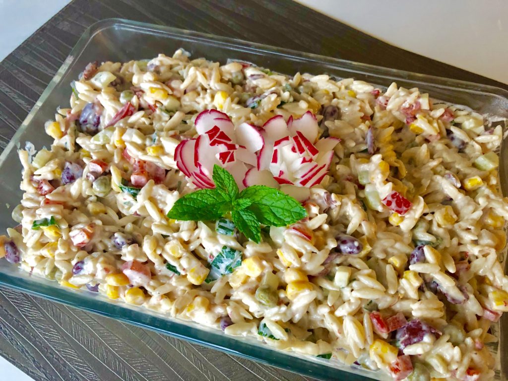 Kolorowa sałatka imprezowa