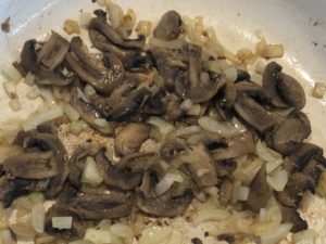 Podsmażana cebula i pieczarki do bigosu