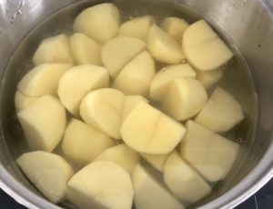 Kurczak pieczony w bekonie z ziemniaczkami i młodą kapustą - D3D507EE 565A 44FD 8059 BB8516E19173