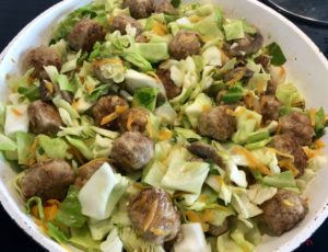 Klopsiki dodane do bigosu z młodej kapusty