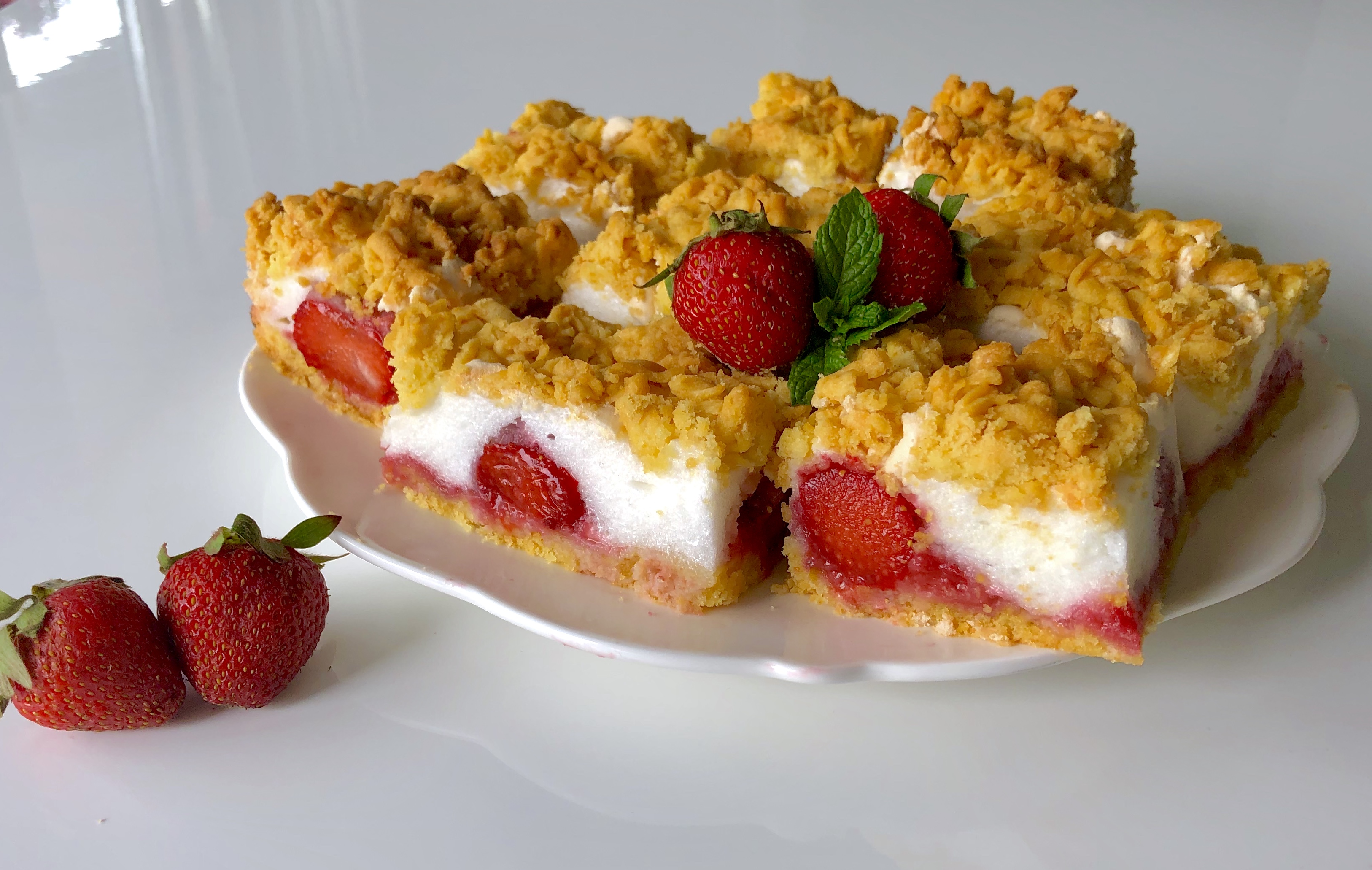 Kruche ciasto z bezą i truskawkami - D7276A4D E99C 4CA9 B92C A97EB89EB614