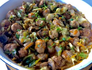 Bigos z młodej kapusty z klopsikami