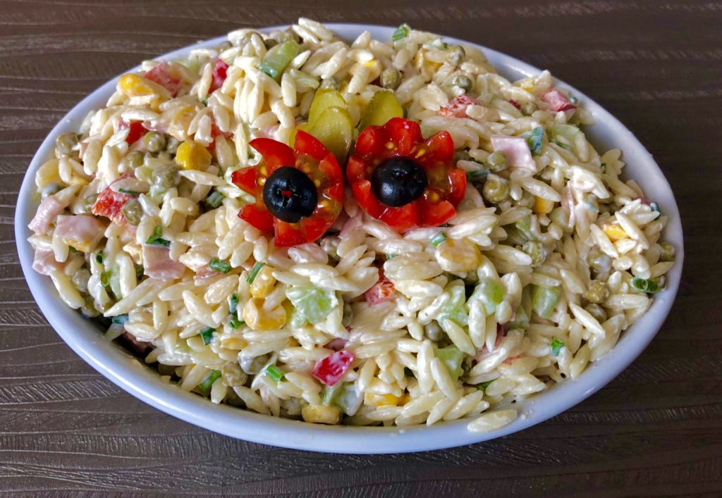 Sałatka Orzo – z makaronem, szynką i warzywami