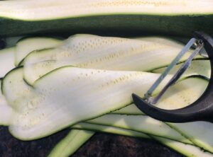 Cienko pokrojona cukinia do naleśników zapiekanych