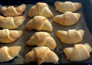 Maślane rogaliki z budyniem