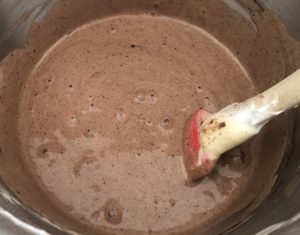 Dodawanie kakao do części ciasta na delikatną roladę biszkoptową