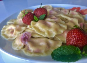 Mięciutkie pierogi wypełnione słodkim, kremowym serowo-truskawkowym farszem