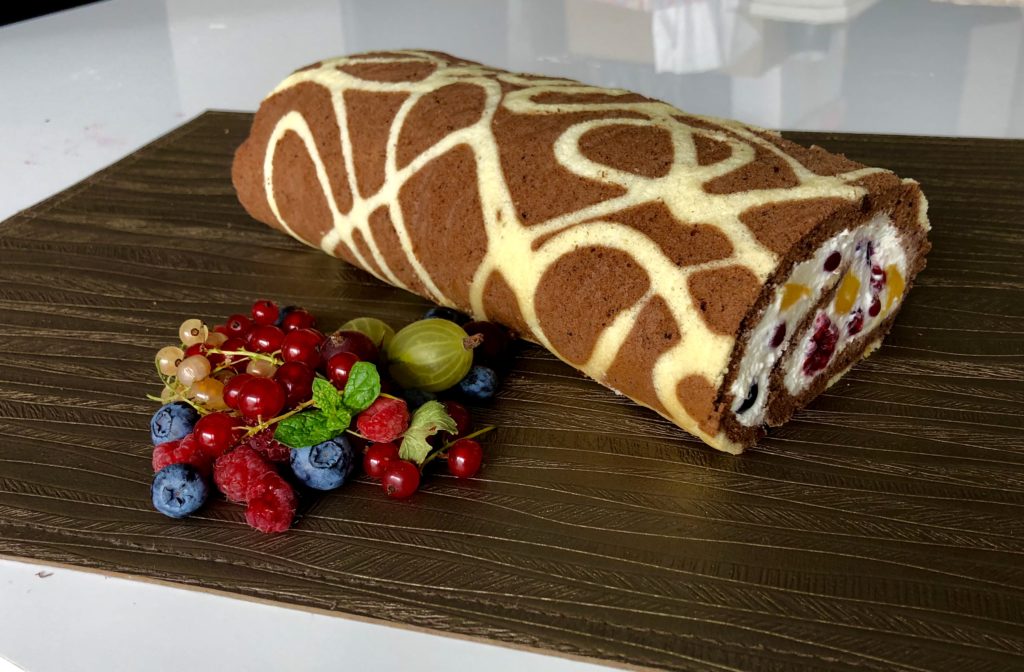 rolada żyrafa z owocami