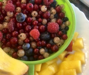 Świeże owoce przygotowane do nadzienia rolady