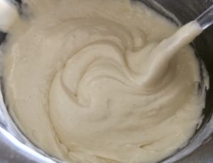 Przesiewanie mąki do masy na ciasto shrek