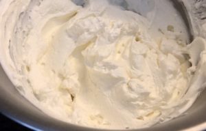 Krem śmietankowy z mascarpone do rolady żyrafa z owocami