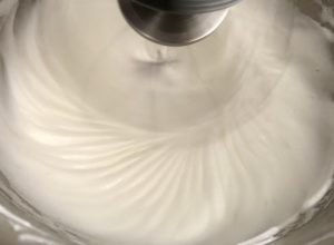 Ubijanie białek z cukrem na biszkopt