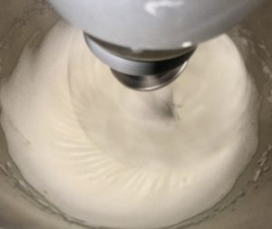 Rolada bezowa z jagodami - 73AECA71 5768 4A1B 9878 F334E1A3AF7F