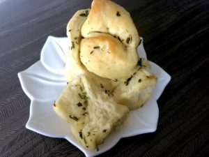 Odrywane bułeczki czosnkowo-ziołowe - 8B61F34F 71F0 46AC 9FE7 62B8185F2A8C