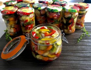 Warzywna sałatka do słoików, która rewelacyjnie sprawdzi się jako zimowy dodatek do obiadu