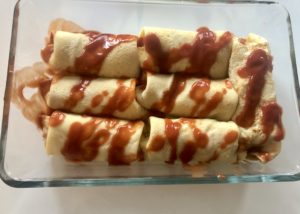 naleśniki z cukinią i serem polane przecierem pomidorowym