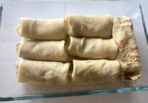 zwinięte naleśniki z cukinią i serem w naczyniu