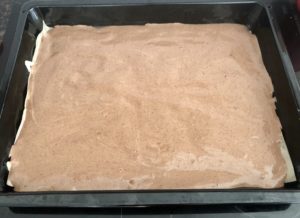 Rozprowadzanie kakaowego ciasta na wzorze