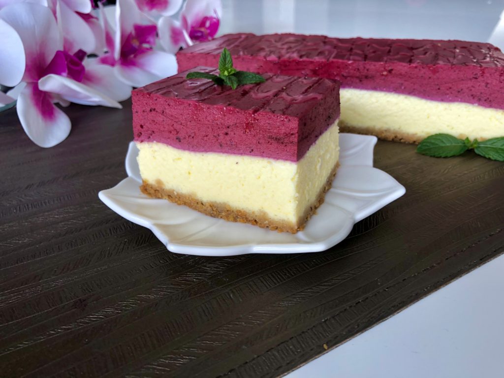Pyszny sernik z musem jagodowym
