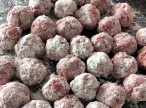 Formowanie klopsików do bigosu cygańskiego z klopsikami