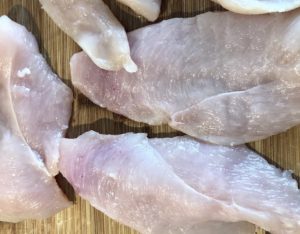 Rozcinanie filetów z kurczaka na roladki po meksykańsku