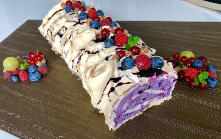 Rolada bezowa z jagodami - CDA4E9FE 7D8F 4327 B1C3 C53E0D628056