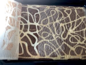 delikatna rolada biszkoptowa po wyjęciu z piekarnika