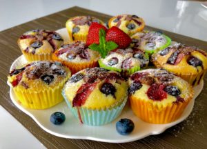 Jogurtowe babeczki z owocami i czekoladą - E6B56D35 4483 4BE1 8A02 3CE7896AEDEA