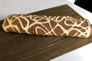 Zwijanie ciasta w zwartą roladę żyrafa z owocowym nadzieniem