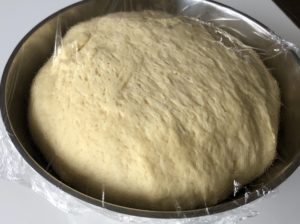 Wyrośnięte ciasto na rogaliki z serem