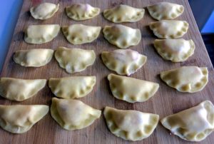 Gotowe pierogi serowo truskawkowe przed gotowaniem