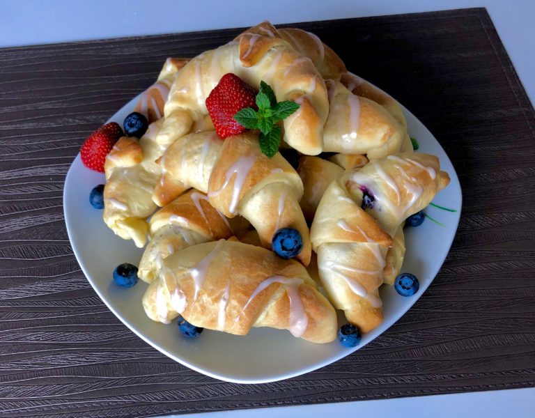 Rogaliki z serem i jagodami
