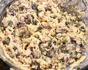 doprawianie kolorowej sałatki z ryżem