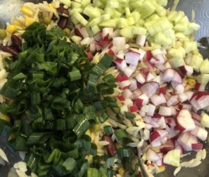 świeże warzywa krojone do sałatki z ryżem