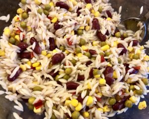 dodawanie warzyw do ryżu