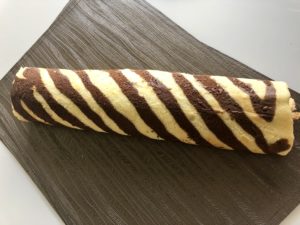 Dwukolorowa rolada biszkoptowa z malinami - 720557A2 FEC6 4562 A826 F819B2471250