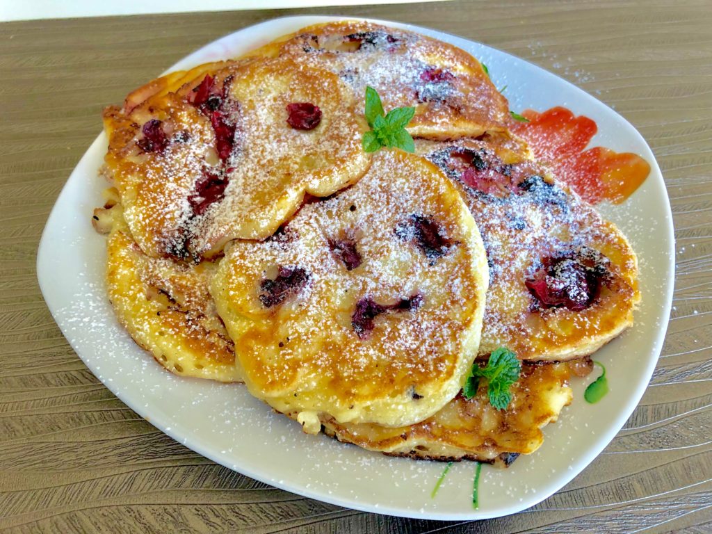 Śmietankowe racuszki z wiśniami