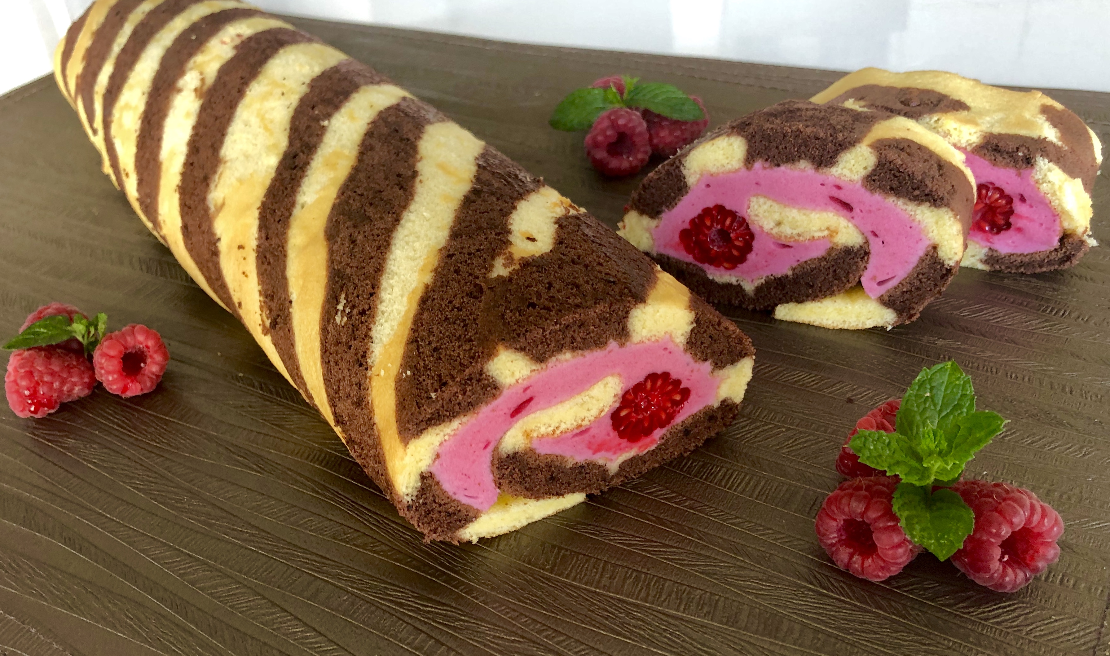 Dwukolorowa rolada biszkoptowa z malinami - CDAFE278 F158 4863 9FCD E902873765CA