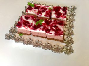 Chrupiący czekoladowy spód, delikatna wiśniowa pianka oraz orzeźwiająca frużelina w pysznej warstwie jogurtowej