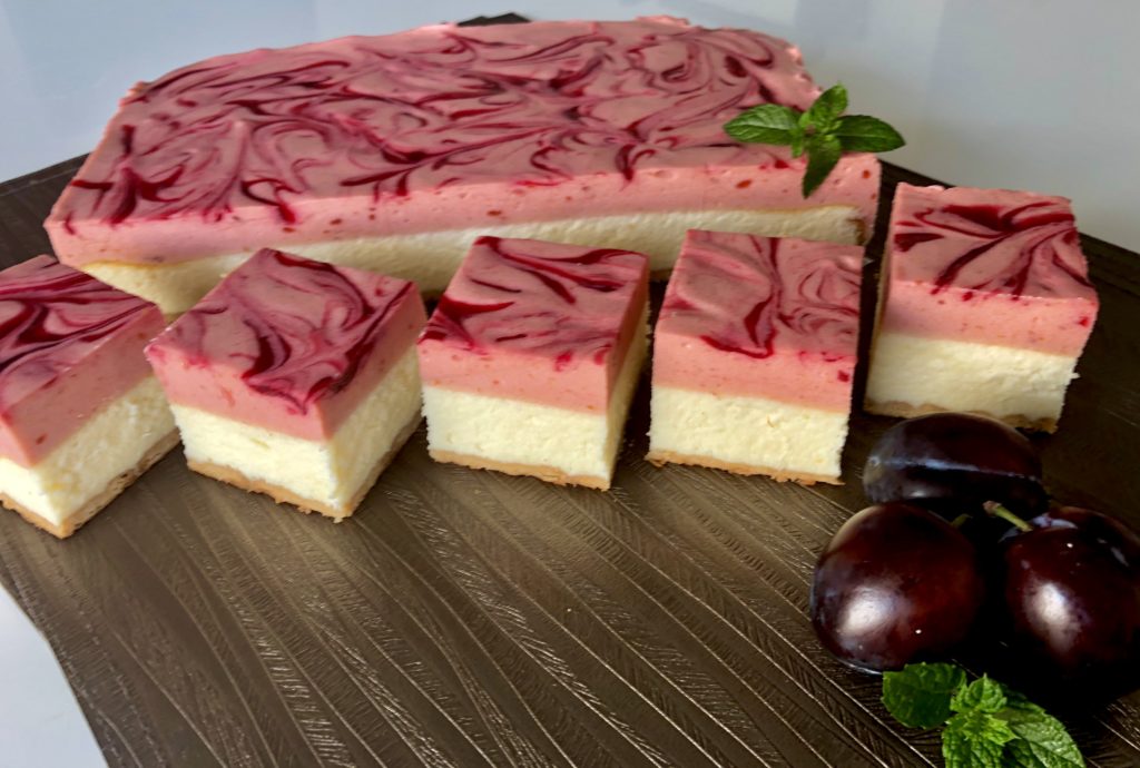 Sernik wiedeński z musem śliwkowym