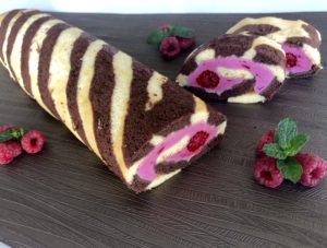 Dwukolorowa rolada biszkoptowa z malinami - E7B8F0DF C690 488B 8F47 50C9E0BD15DE
