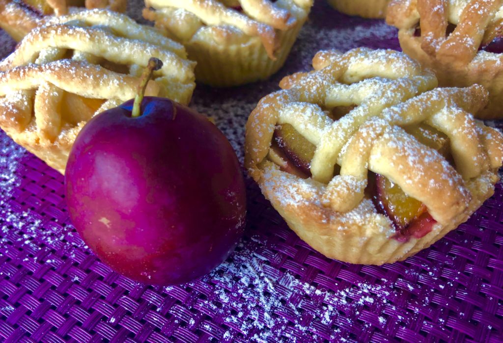 Kruche babeczki z owocami