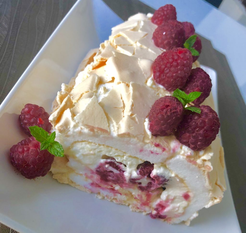 Rolada bezowa z malinami